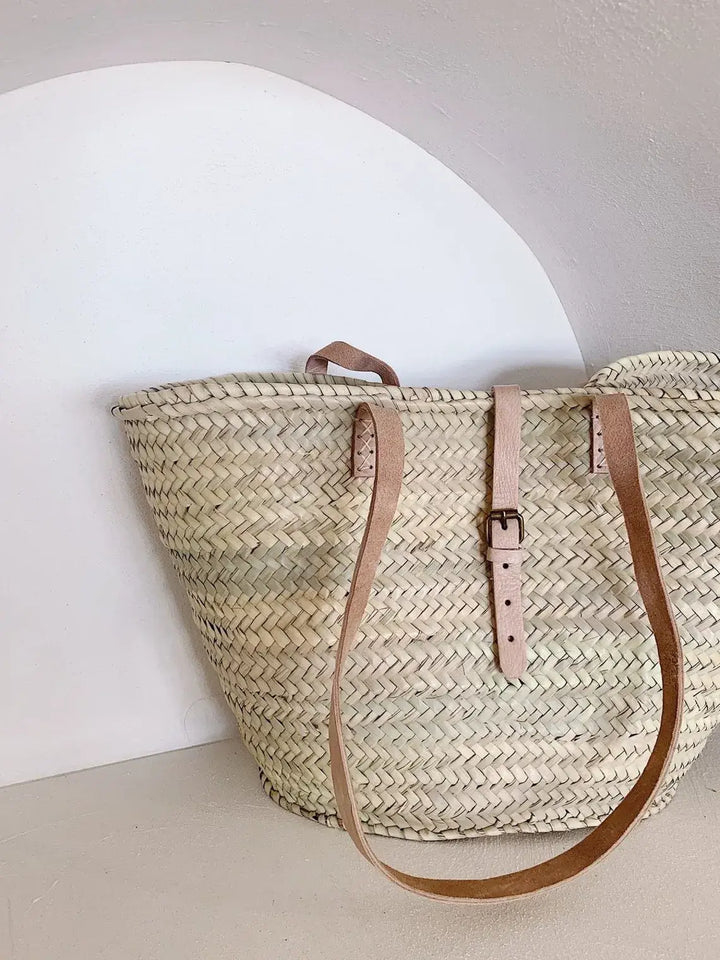 Straw Shoulder Bag with Leather Strap Closure